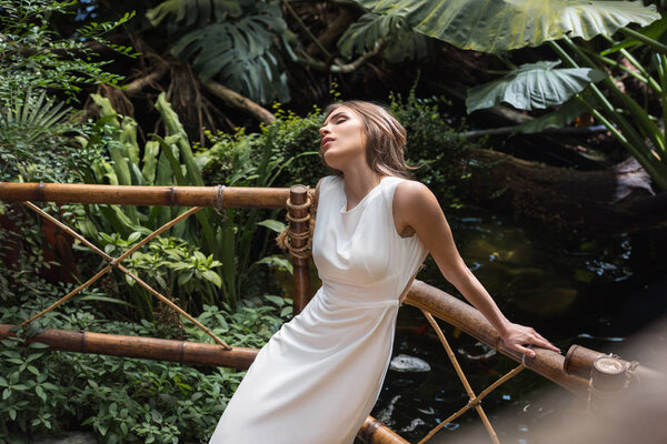 чувственная женщина в тропической оранжерее
