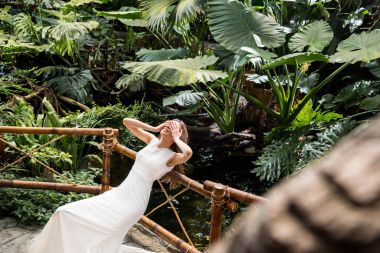 tropikal orangery içinde güzel kadın