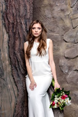 çekici gelin düğün buketi ile