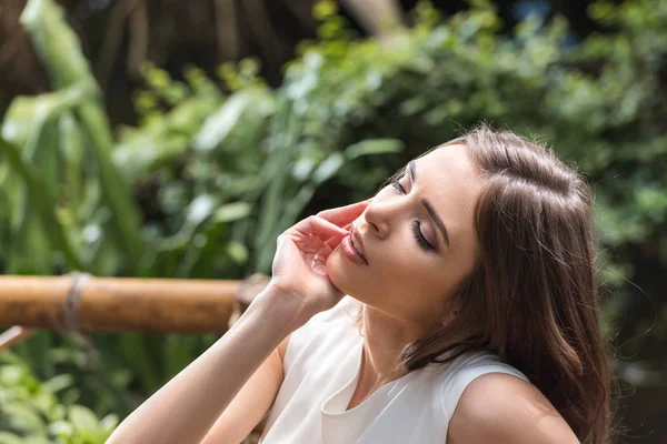 Mujer sensual en naranjería tropical — Foto de Stock