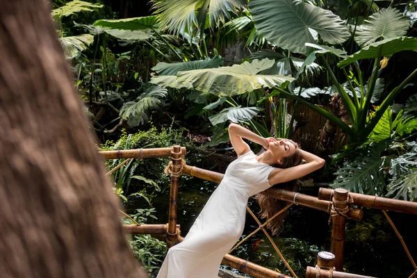 Tropikal orangery içinde güzel kadın — Stok fotoğraf