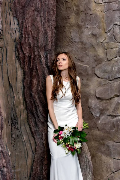 Elegante sposa con bouquet da sposa — Foto Stock