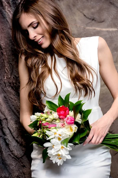 Happy bride with wedding bouquet — Stock Photo, Image