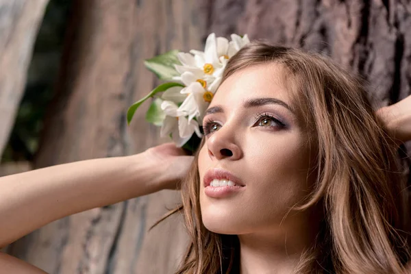 Mulher com flores no cabelo — Fotografia de Stock