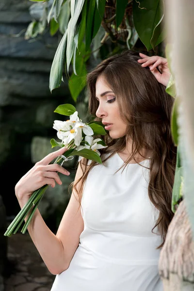 Novia atractiva con ramo de boda — Foto de Stock