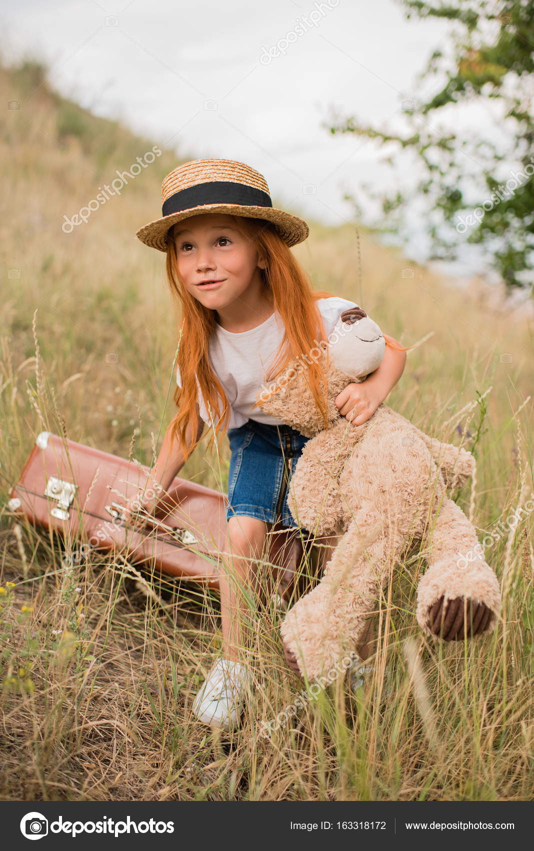 Child with suitcase and teddy bear — Stock Photo © ArturVerkhovetskiy