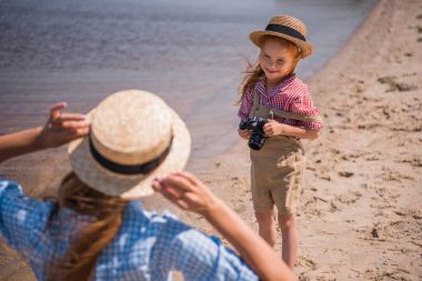 Anne ve kızı ile fotoğraf makinesi