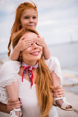 Anne taşıyan kız