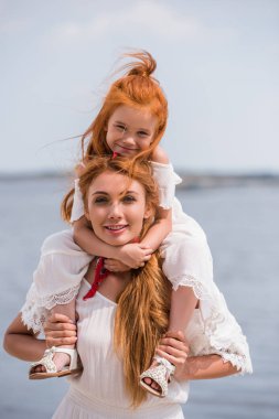 Anne ve kızı deniz kıyısı