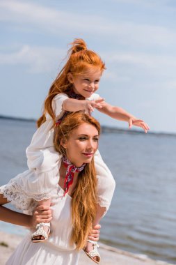Anne ve kızı deniz kıyısı