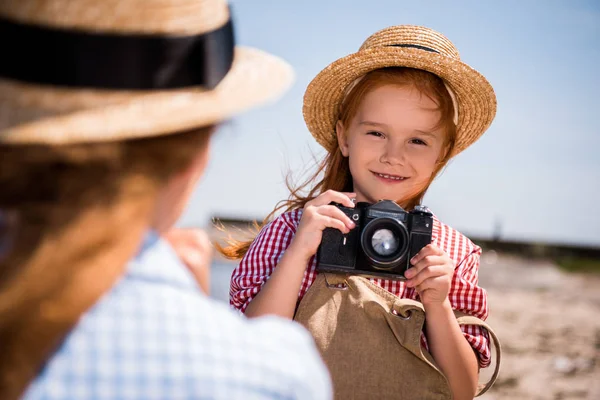 Mother and daughter with camera — Stock Photo, Image