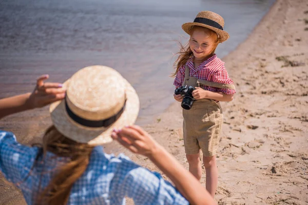 Matka a dcera s fotoaparátem — Stock fotografie