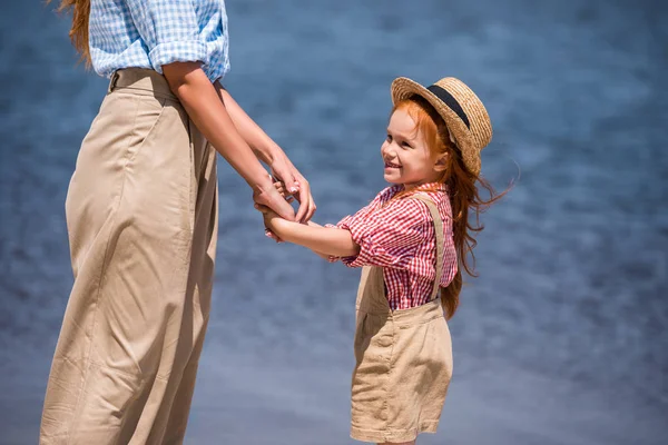 Mother and daughter at seashore — Stock Photo, Image