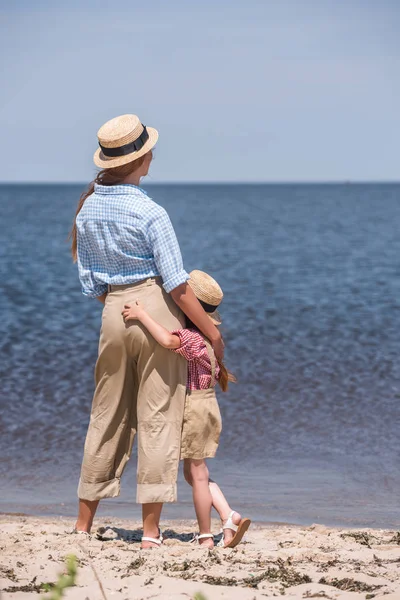 母と娘の海辺で — ストック写真