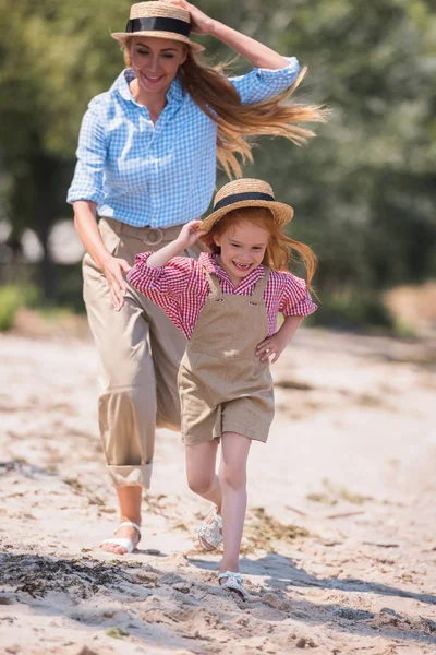 Mãe e filha correndo na praia — Fotografia de Stock Grátis