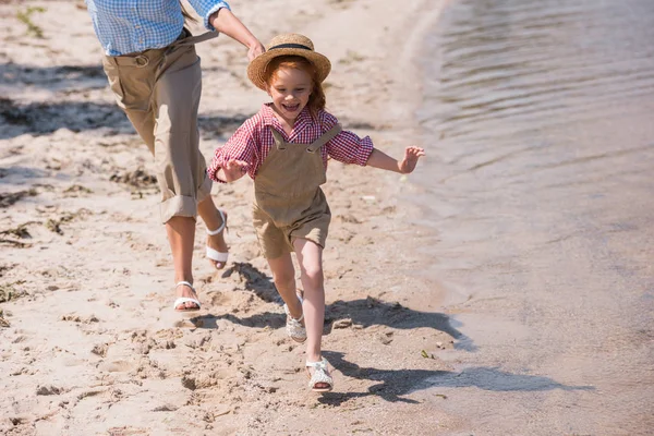 Mother and daughter running on beach — Stock Photo, Image