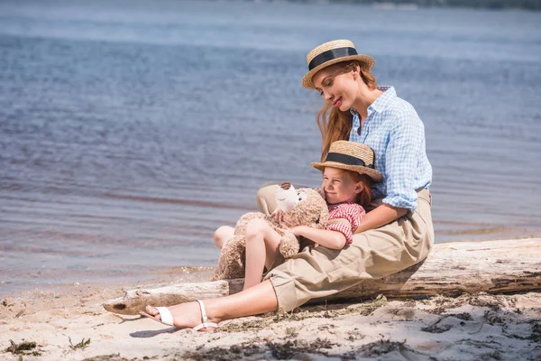 Mother and daughter at seashore — Stock Photo, Image