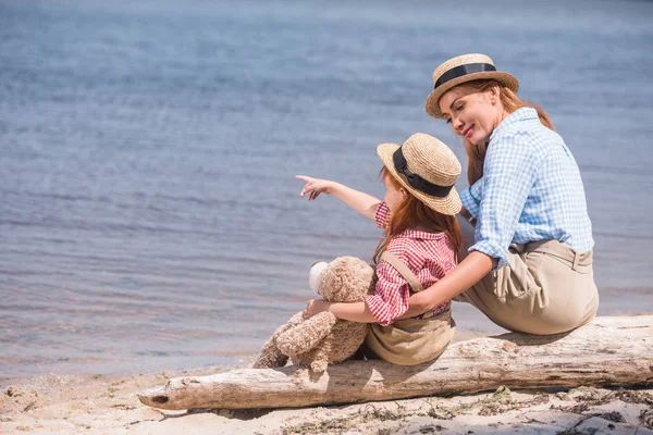 Mor och dotter på havsstranden — Stockfoto