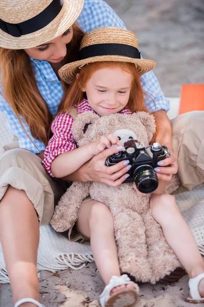 Mère et fille avec caméra — Photo gratuite