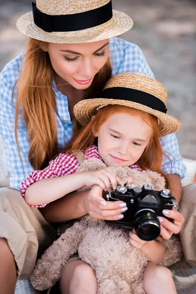 Mãe e filha com câmera — Fotografia de Stock