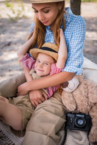 Mère et fille avec caméra — Photo gratuite