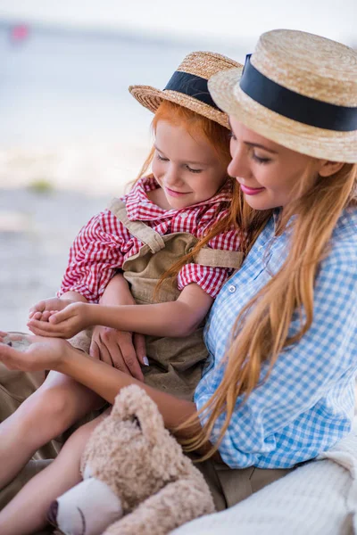 Mère et fille câlins — Photo