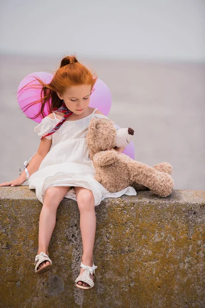 Criança com urso de pelúcia e balões — Fotografia de Stock