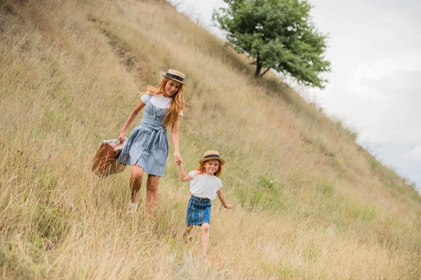 Mother and daughter walking on hill — Stock Photo, Image