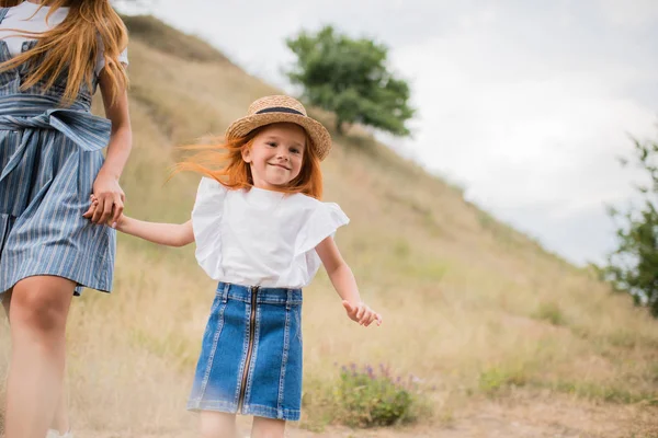Mother and daughter walking on hill — Stock Photo, Image