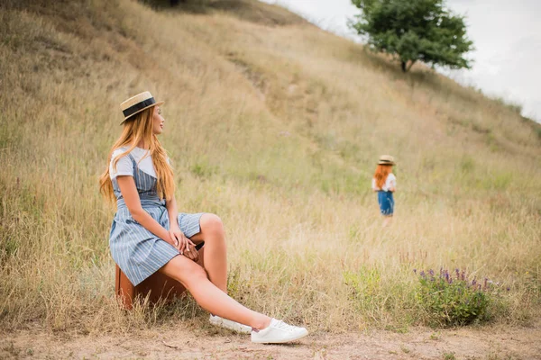 Moeder en dochter op grasland — Stockfoto