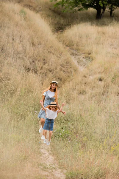 Madre e hija caminando en la colina —  Fotos de Stock