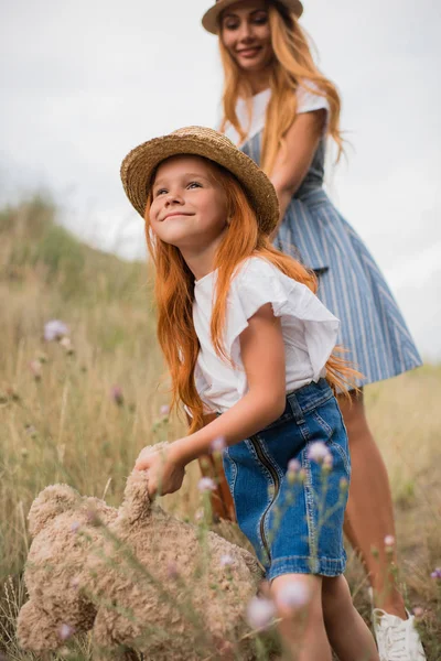 Mother and daughter with teddy bear — Stock Photo, Image