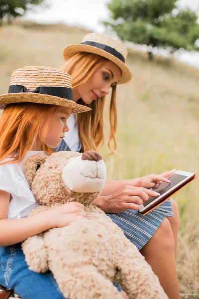 Mor och dotter med digitala tablett — Stockfoto