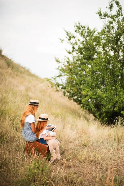 Mère et fille avec tablette numérique — Photo