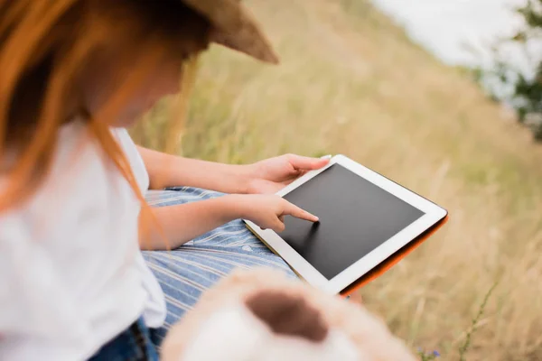 Moeder en dochter met digitale tablet — Stockfoto