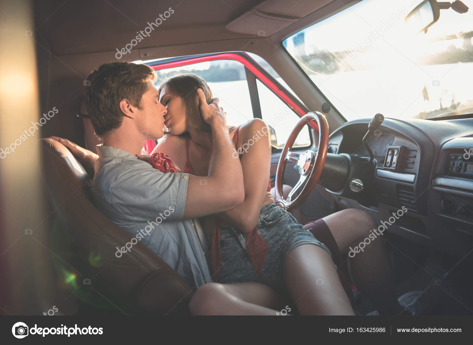 Страстный секс с блондинкой в машине