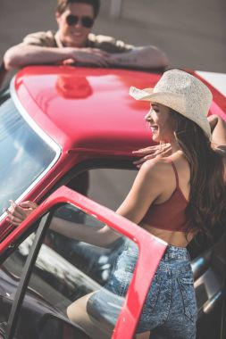 Klasik araba ile Çift