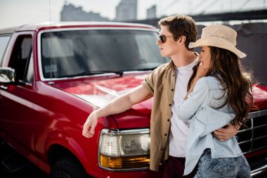 Klasik araba ile Çift