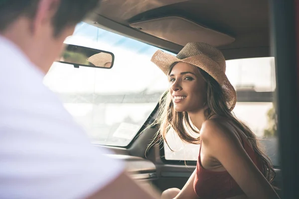 Mulher sorrindo para o homem na janela do carro — Fotografia de Stock