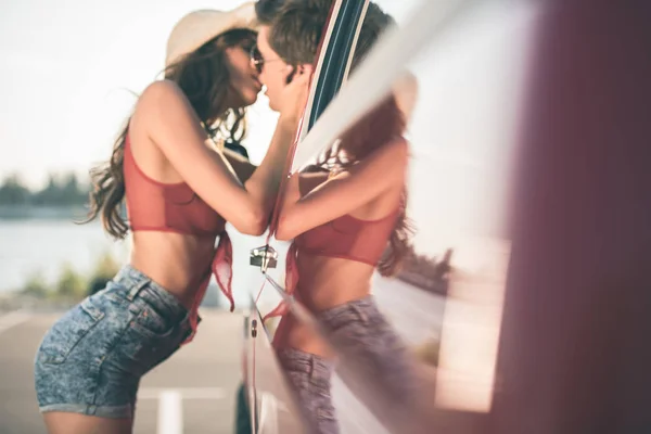 Beijando através da janela do carro — Fotografia de Stock