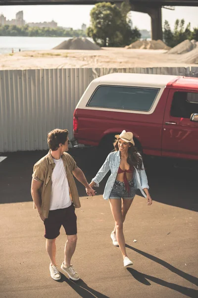 Couple walking and holding hands — Stock Photo, Image