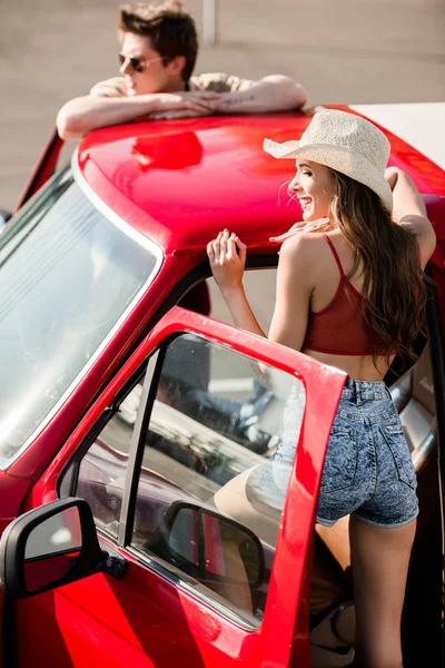 Klasik araba ile Çift