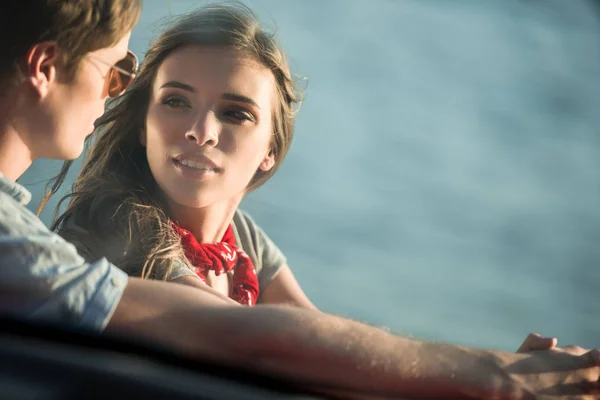 Bonito jovem casal — Fotografia de Stock