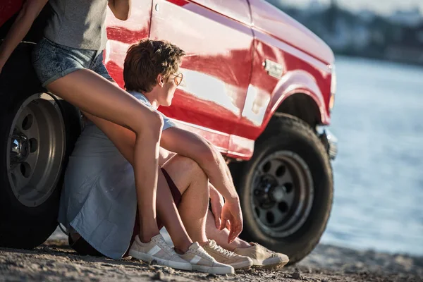 Paar mit Auto am Ufer — Stockfoto