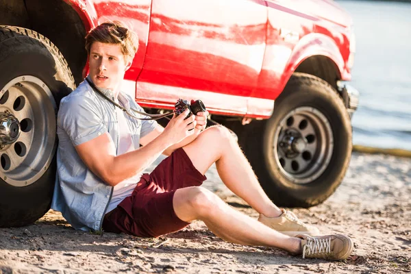 Man with vintage film camera — Stock Photo, Image