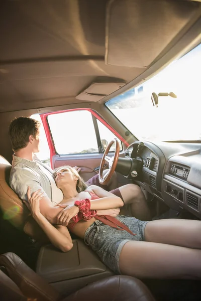 Jeune couple en voiture — Photo