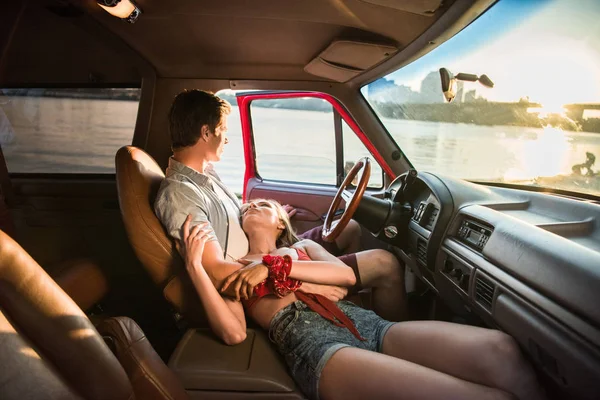 Młoda para przytulanie w samochodzie — Zdjęcie stockowe