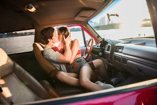 Paar kusjes in de auto — Stockfoto