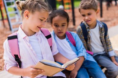 çok ırklı schoolkids okuma kitabı