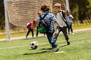 futbol oynayan çocuklar